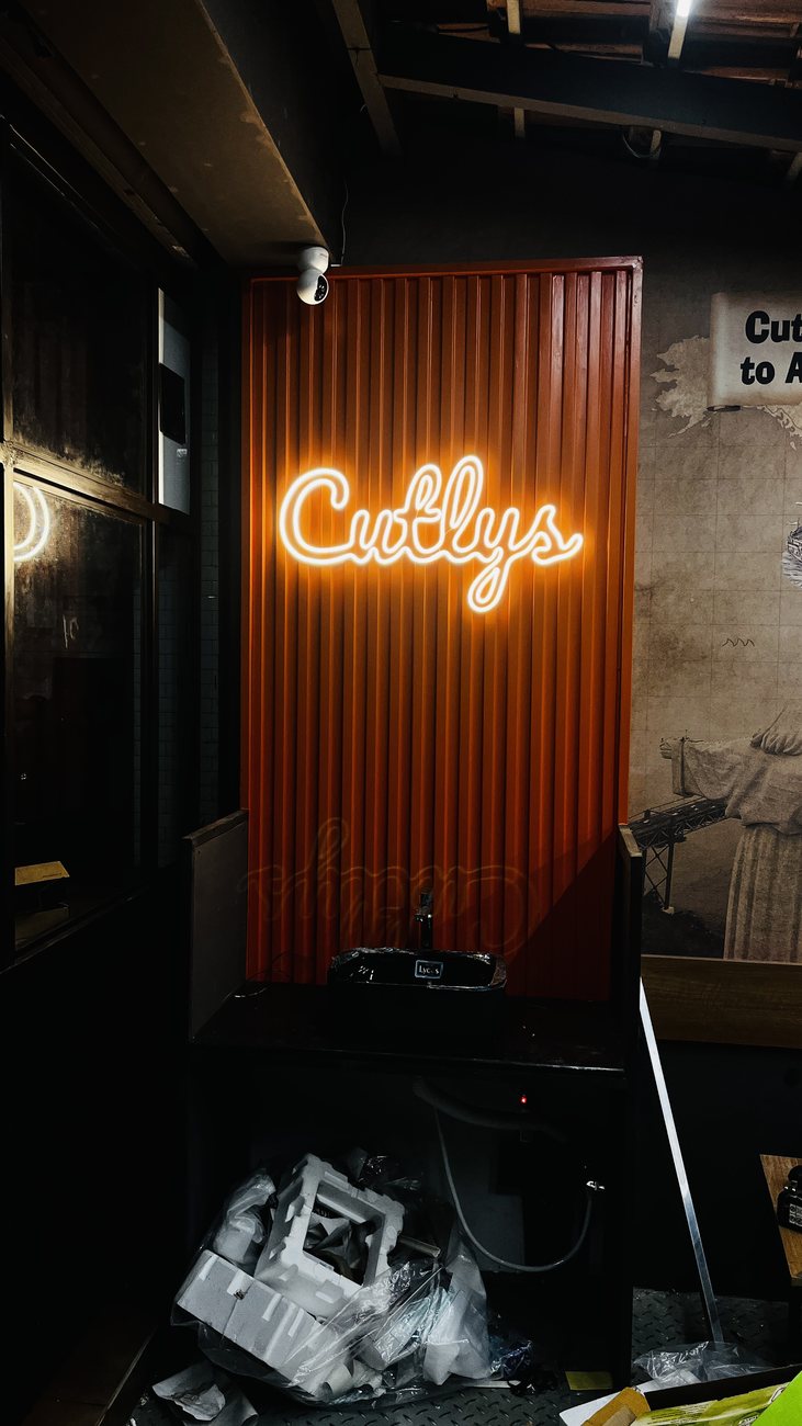 Cutellys warm white neon wall sign